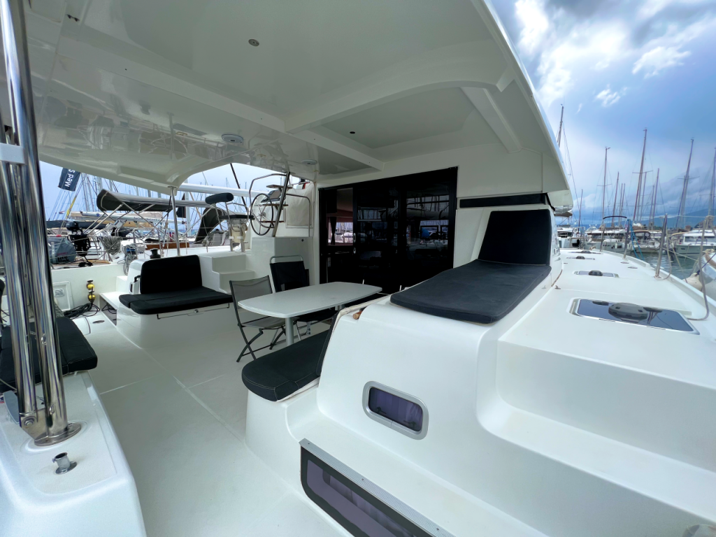 Catamaran Lagoon 42 Love Hunter