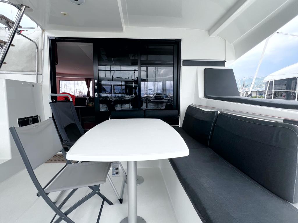 Catamaran Lagoon 42 Love Hunter