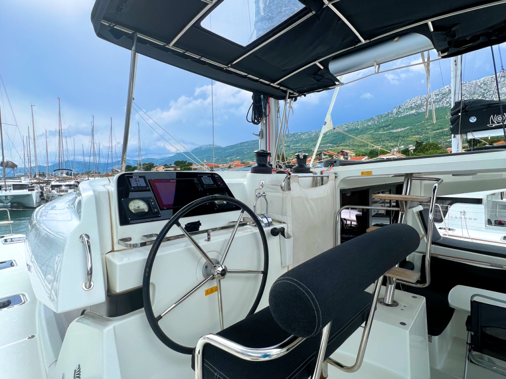 Catamaran Lagoon 42 Love Hunter