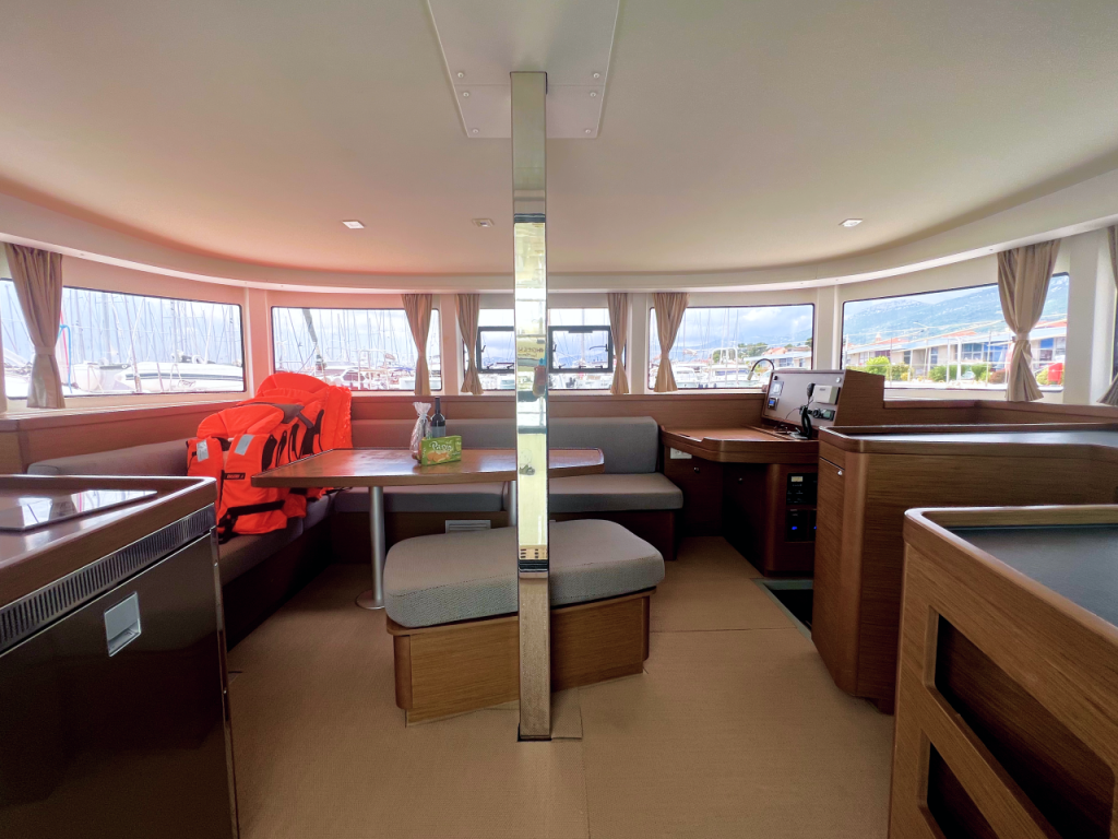 Catamaran Lagoon 42 Love Hunter