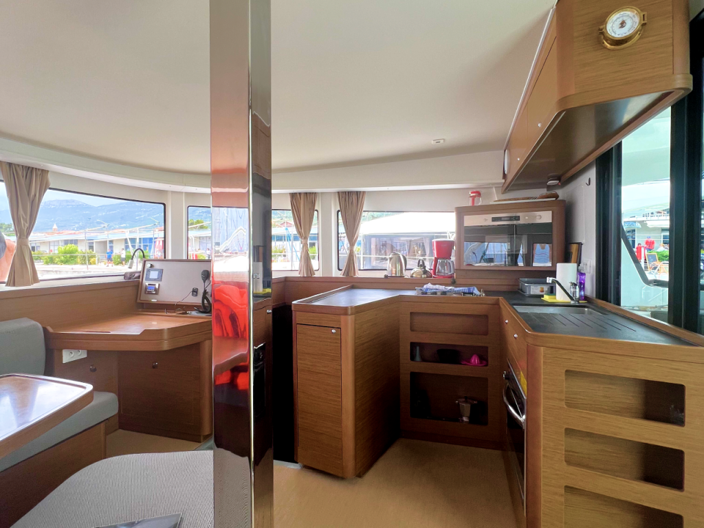 Catamaran Lagoon 42 Love Hunter