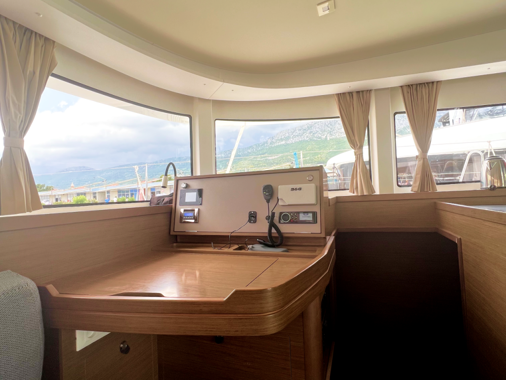 Catamaran Lagoon 42 Love Hunter