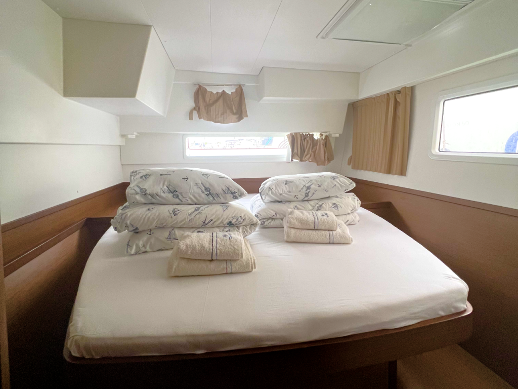 Catamaran Lagoon 42 Love Hunter