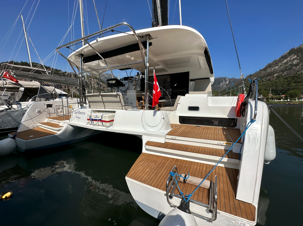 Catamaran Lagoon 42 Sail Electra