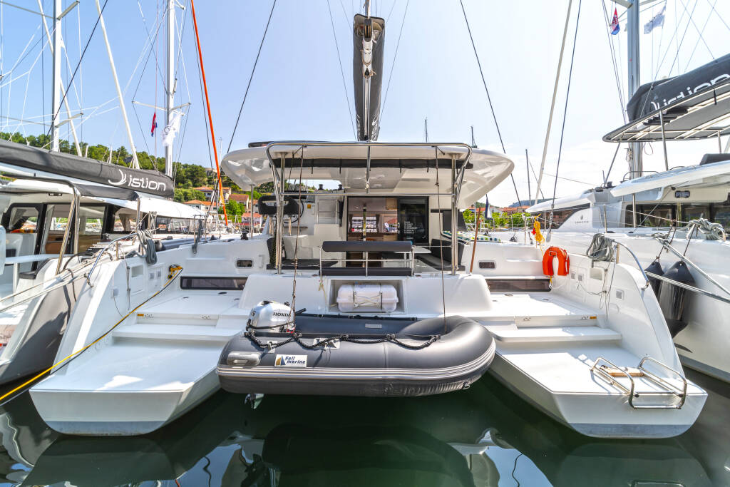 Catamaran Lagoon 42 First Dance
