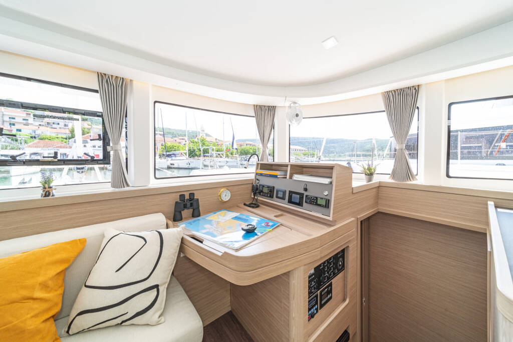 Catamaran Lagoon 42 First Dance