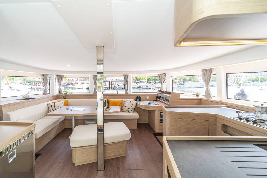 Catamaran Lagoon 42 First Dance