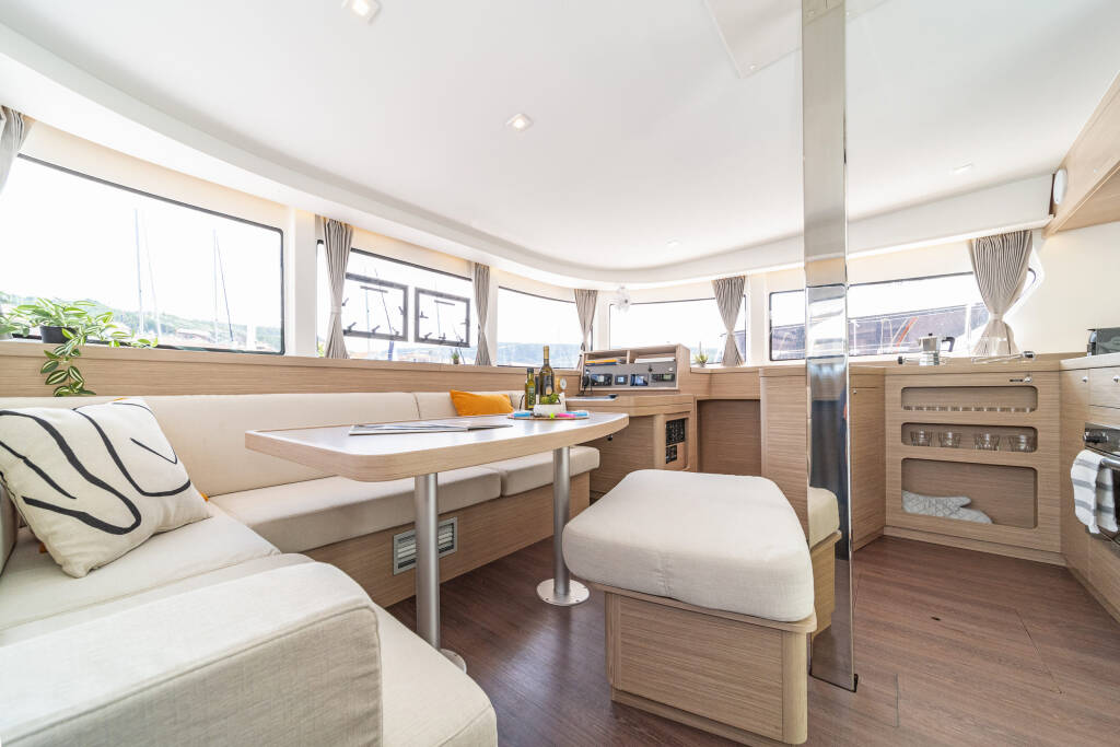 Catamaran Lagoon 42 First Dance