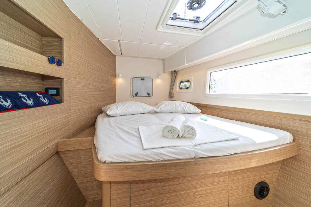 Catamaran Lagoon 42 First Dance