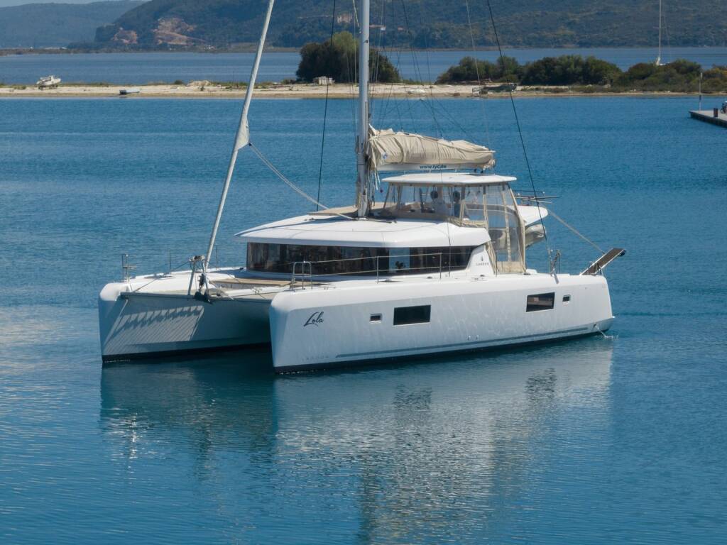 Catamaran Lagoon 42 Lola