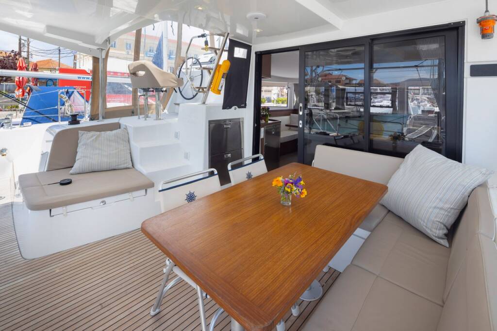 Catamaran Lagoon 42 Lola