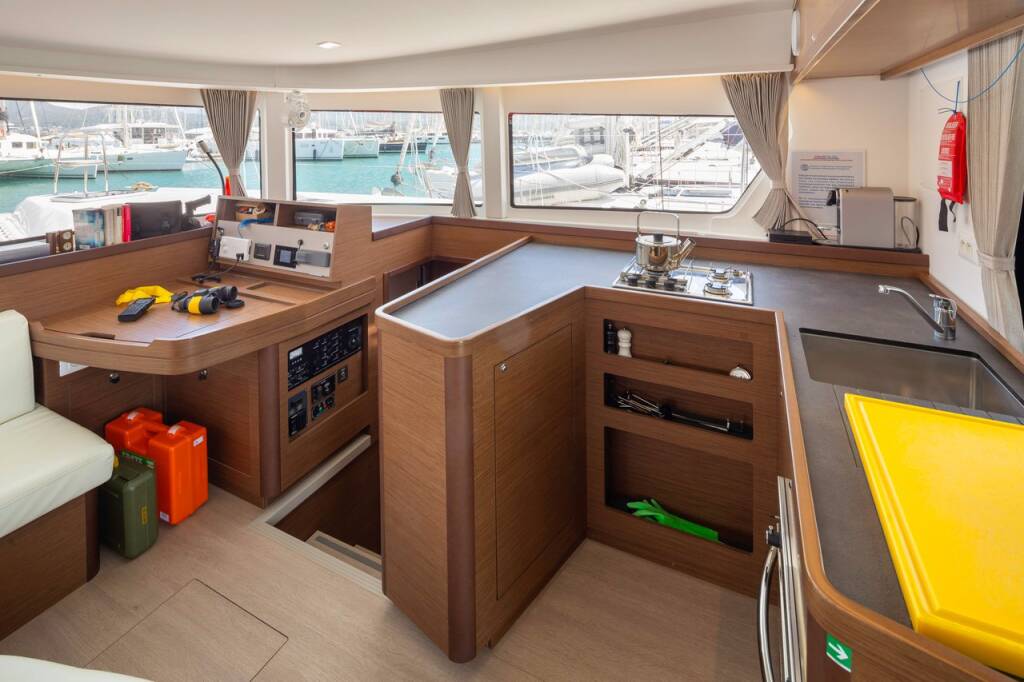 Catamaran Lagoon 42 Lola