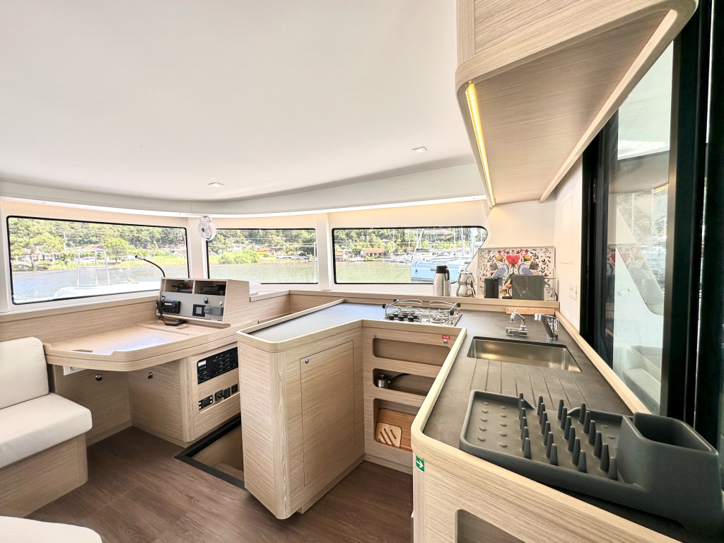 Catamaran Lagoon 42 Sail Proteus