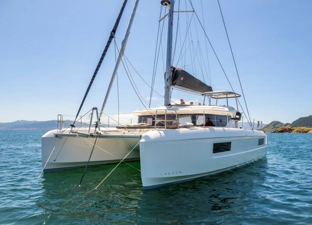 Katamaran Lagoon 43 White