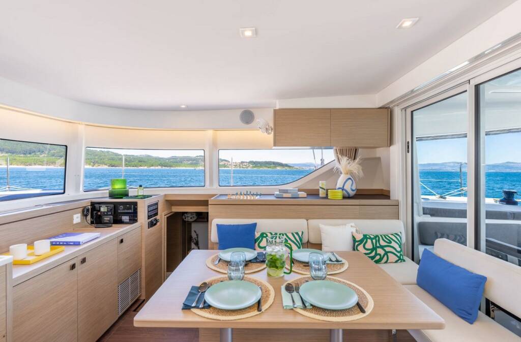 Katamaran Lagoon 43 White