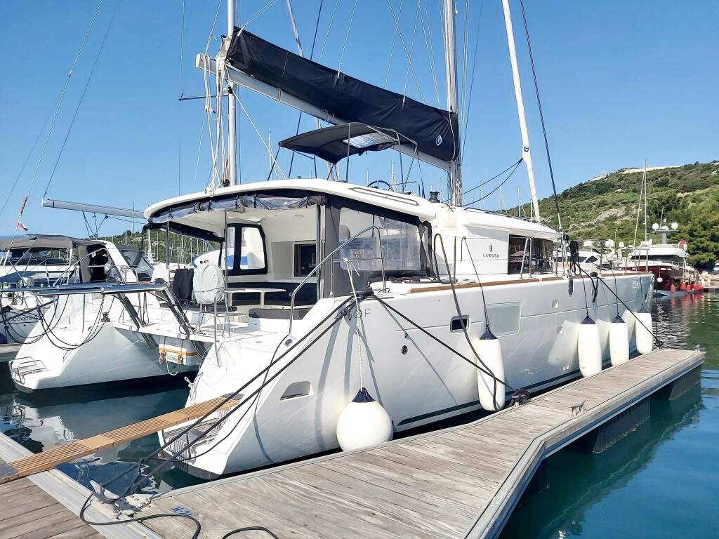 Catamaran Lagoon 450 F Red Twin