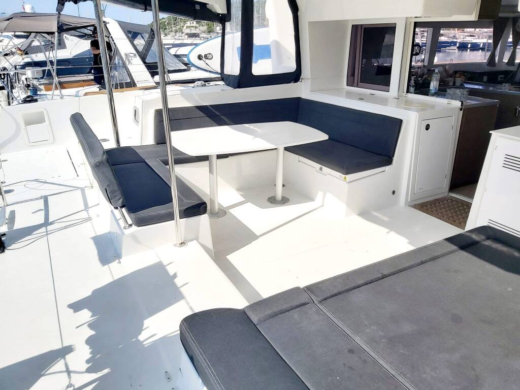 Catamaran Lagoon 450 F Red Twin