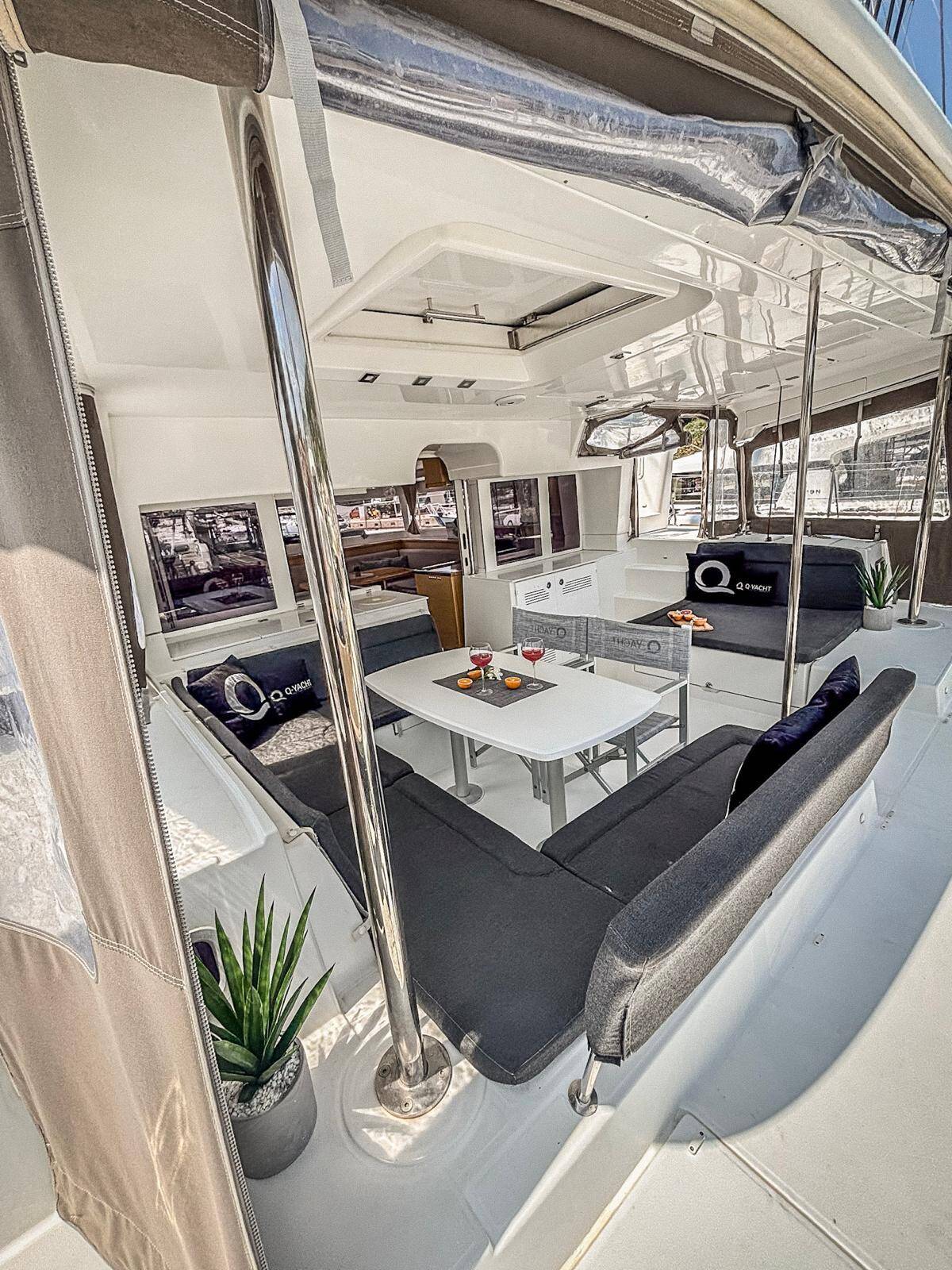 Katamaran Lagoon 450 F Red Twin