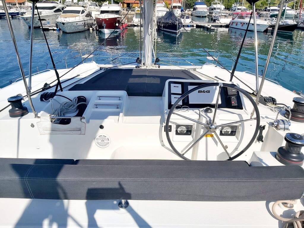 Catamaran Lagoon 450 F Red Twin