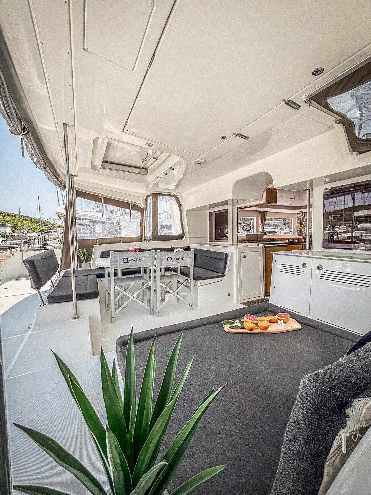 Katamaran Lagoon 450 F Red Twin