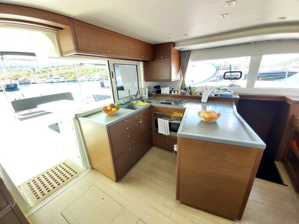 Catamaran Lagoon 450 F Red Twin