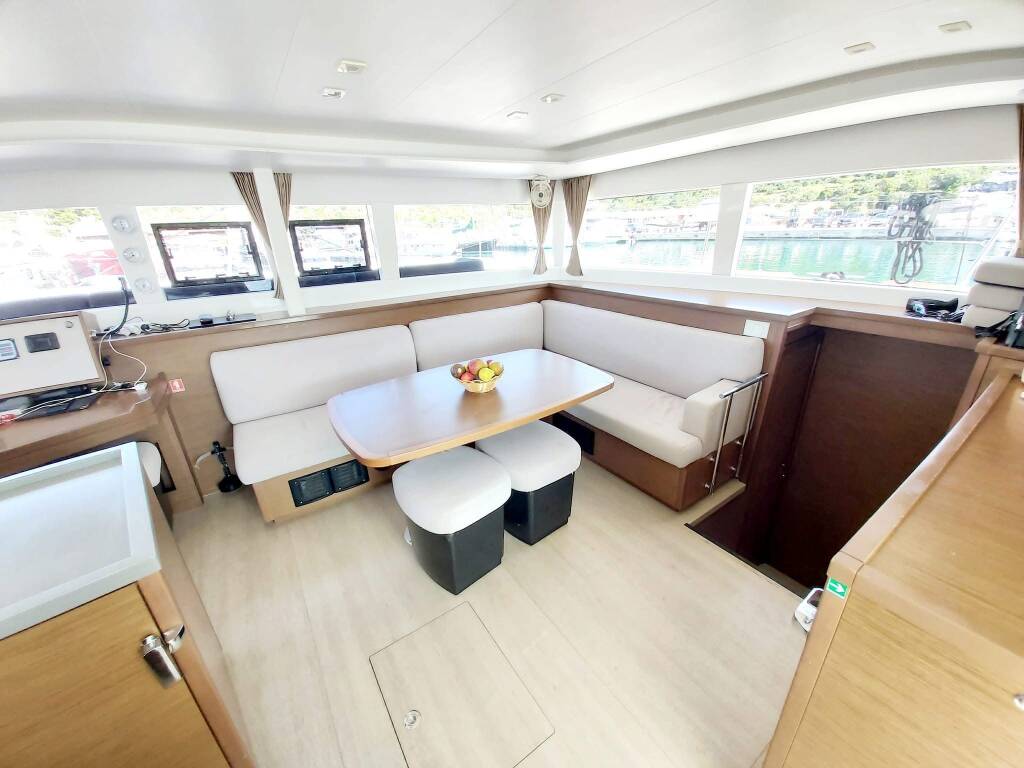 Catamaran Lagoon 450 F Red Twin