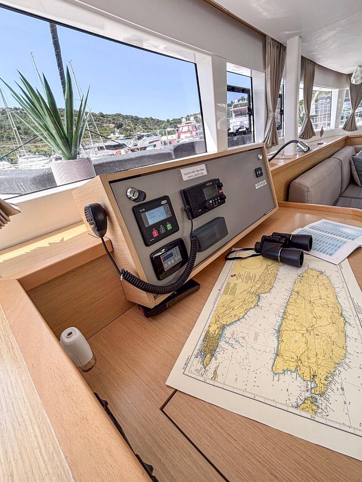 Katamaran Lagoon 450 F Red Twin