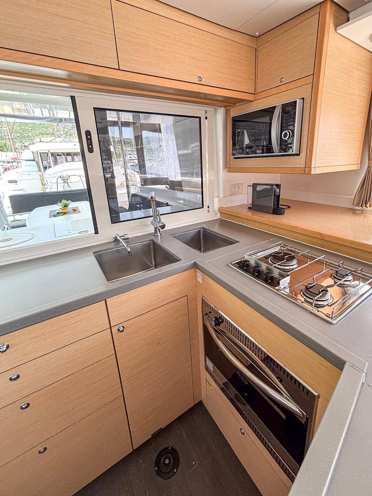 Katamaran Lagoon 450 F Red Twin