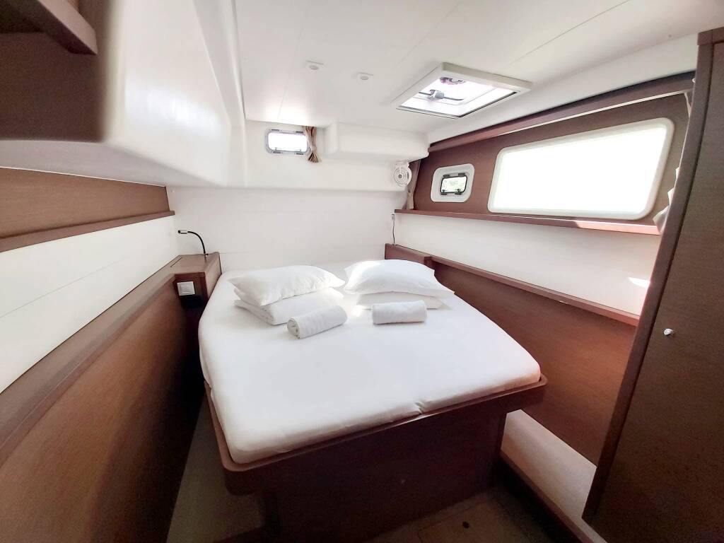 Catamaran Lagoon 450 F Red Twin