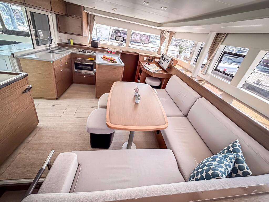 Catamaran Lagoon 450 F Red Twin II