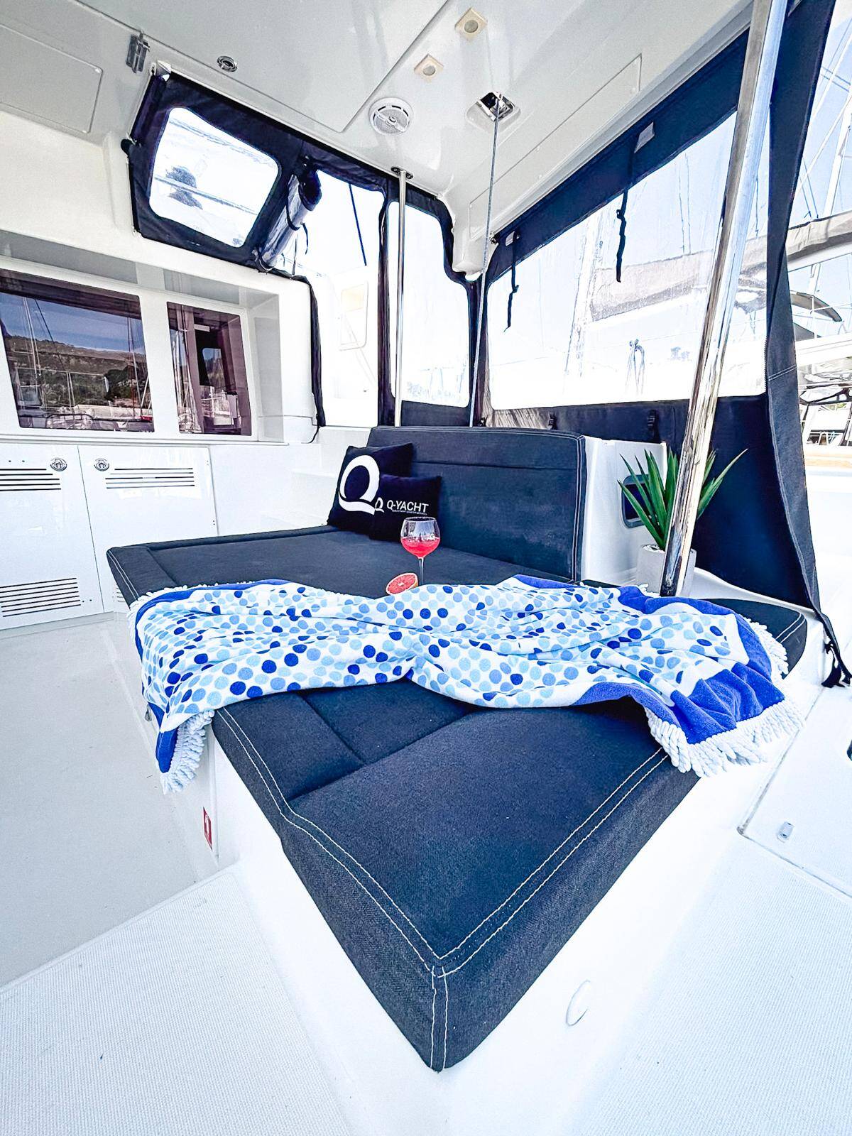 Catamaran Lagoon 450 F Red Twin II