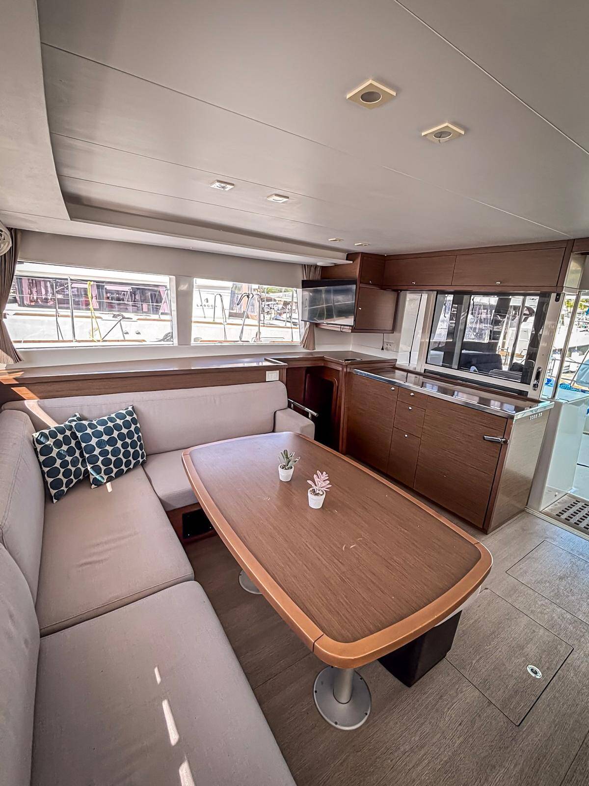 Catamaran Lagoon 450 F Red Twin II