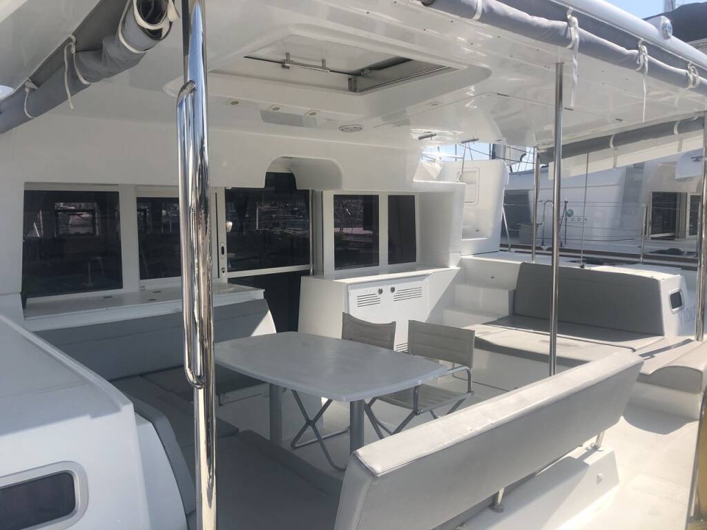 Catamaran Lagoon 450 Violetta
