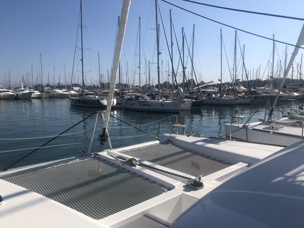 Catamaran Lagoon 450 Violetta