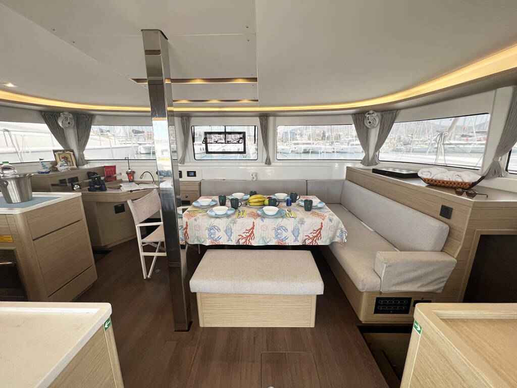 Catamaran Lagoon 46 Moondance