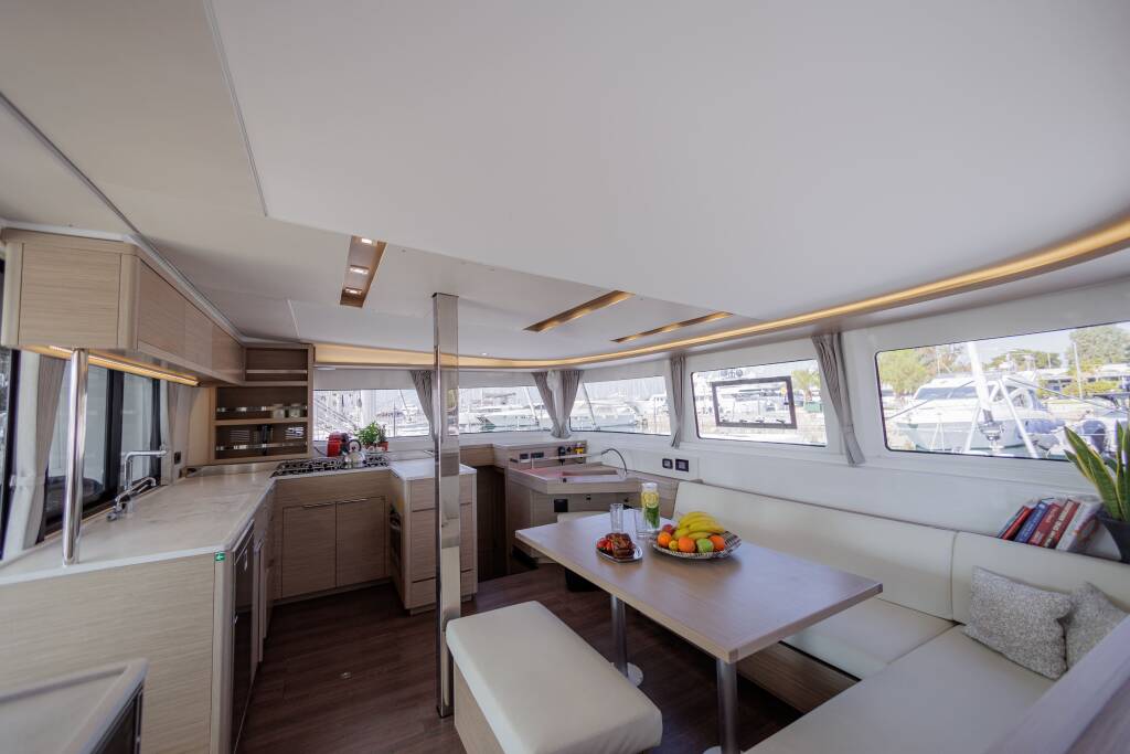 Catamaran Lagoon 46 Iris