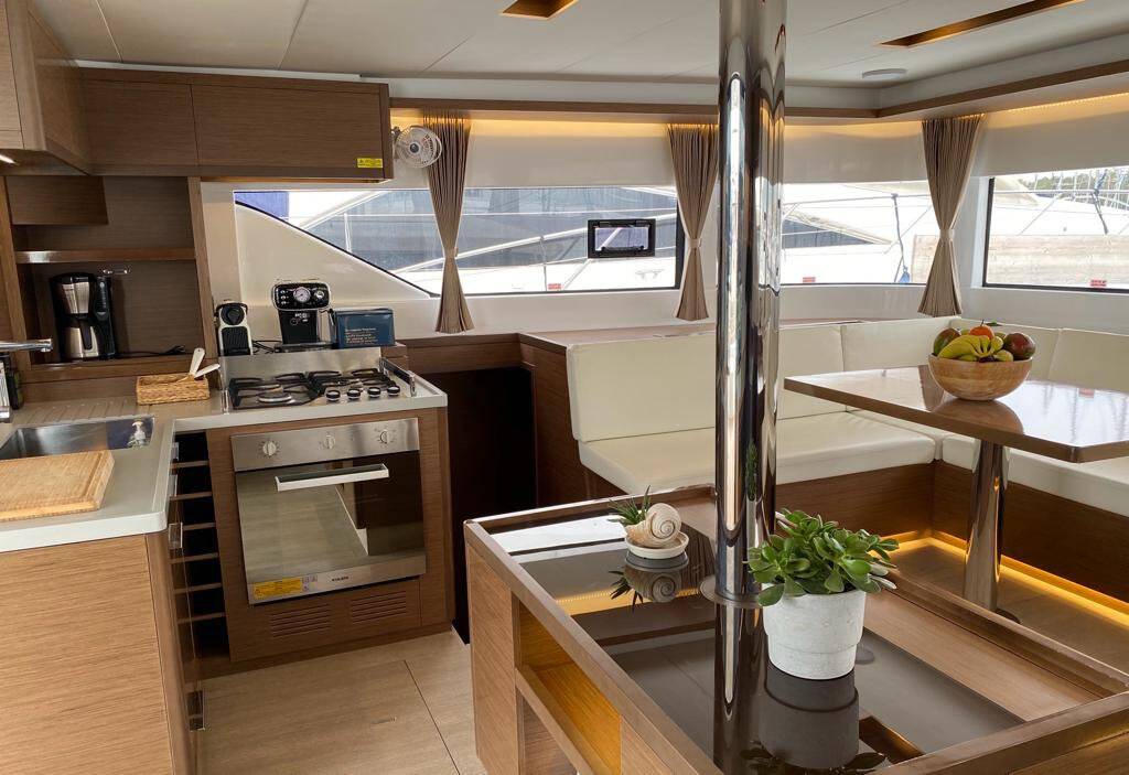 Catamaran Lagoon 50 Victoria