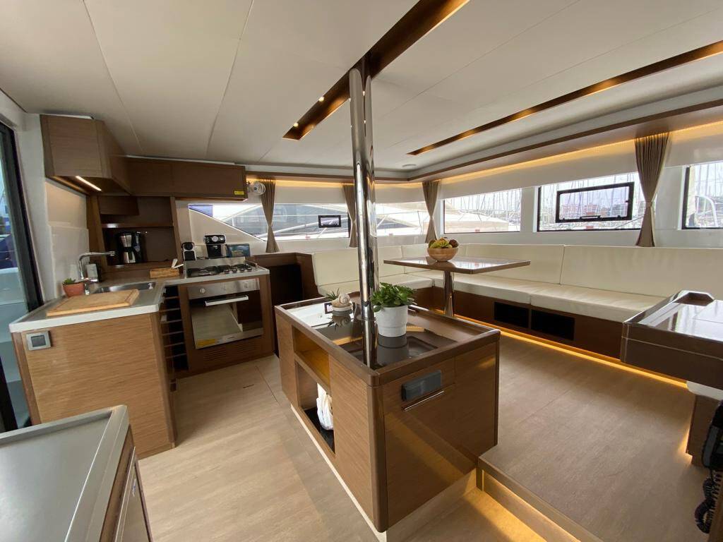 Catamaran Lagoon 50 Victoria