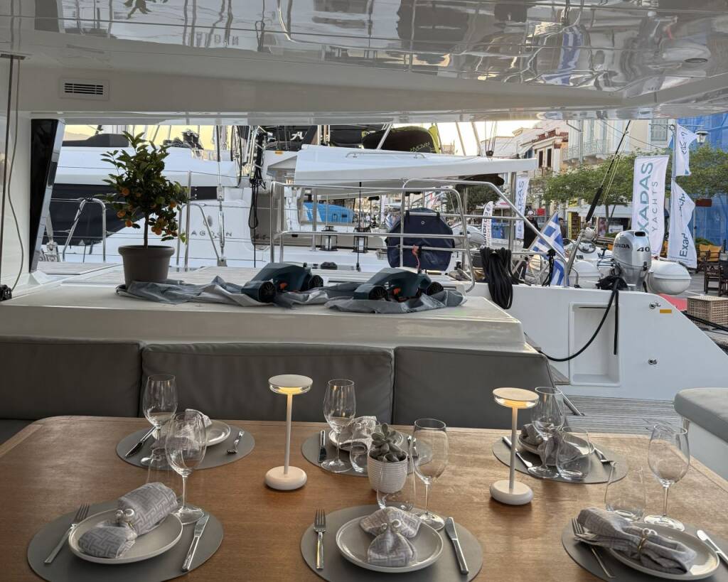 Catamaran Lagoon 560 S2 Starlight (Crewed) 