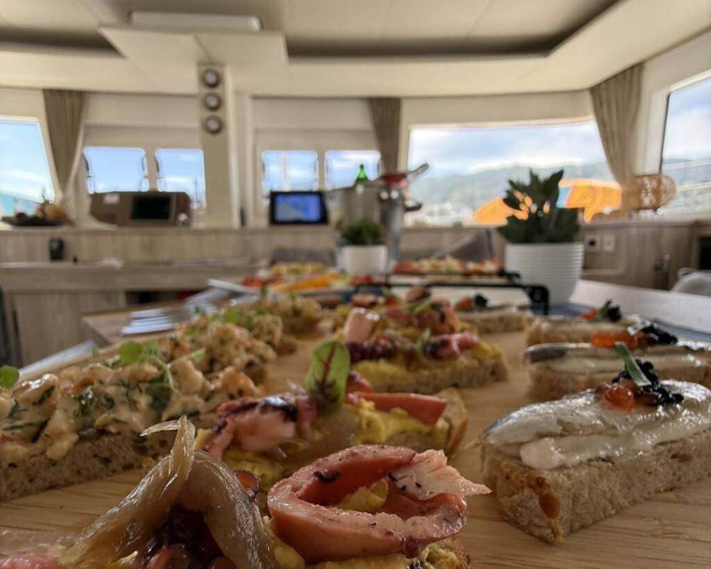 Catamaran Lagoon 560 S2 Starlight (Crewed) 