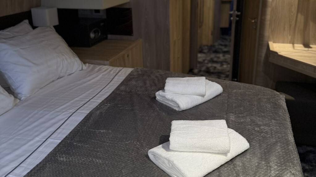 Catamaran Lagoon 560 S2 Starlight (Crewed) 