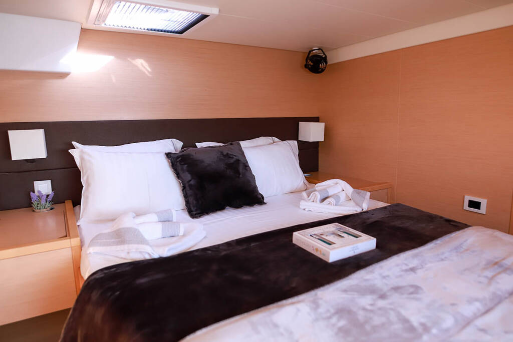 Catamaran Lagoon 560 S2 Starlight (Crewed) 