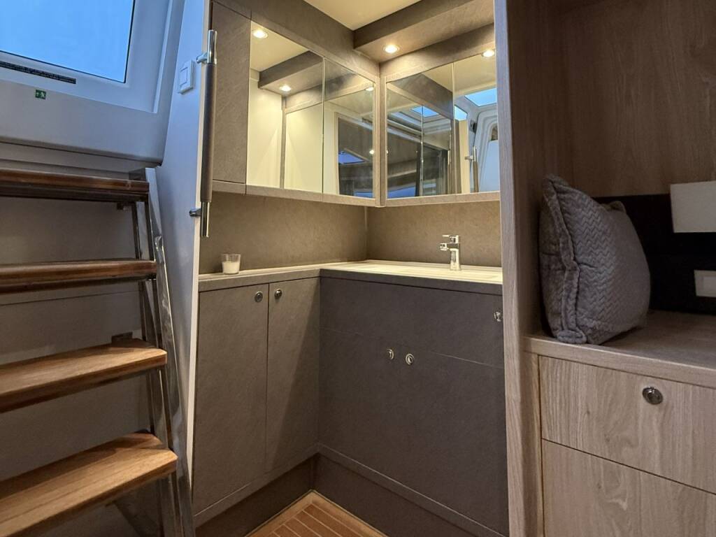 Catamaran Lagoon 560 S2 Starlight (Crewed) 