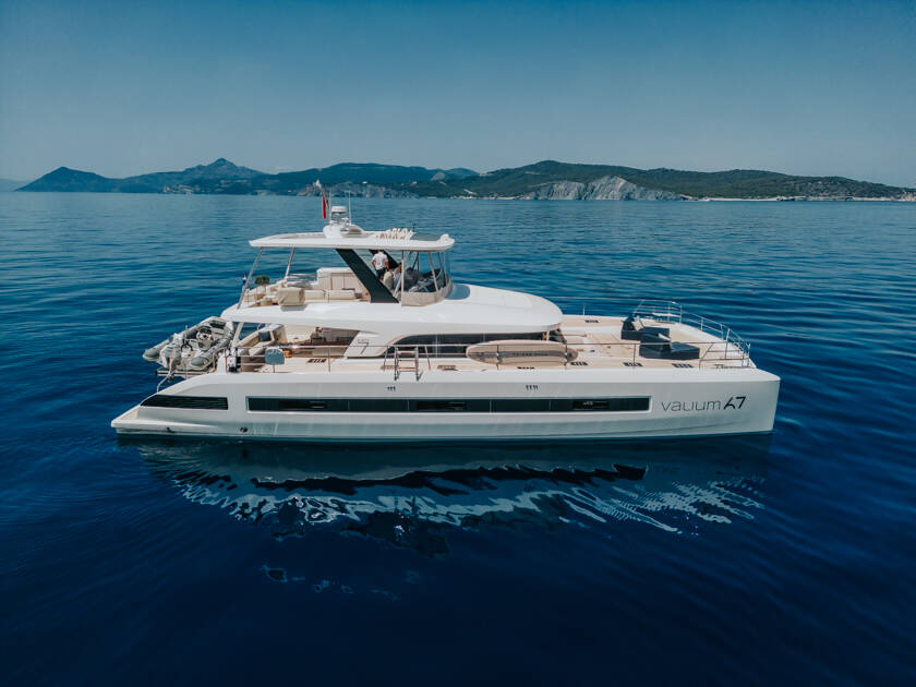 Power catamaran Lagoon Sixty 7 Valium 67