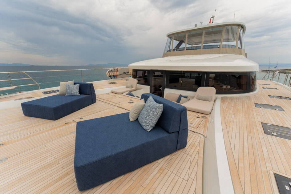 Power catamaran Lagoon Sixty 7 Valium 67