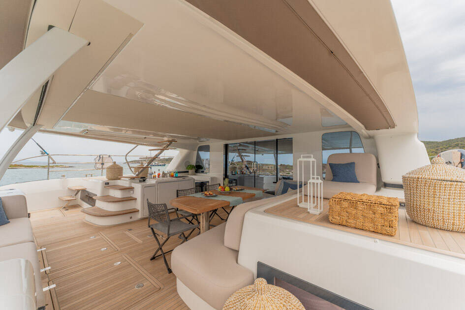 Power catamaran Lagoon Sixty 7 Valium 67