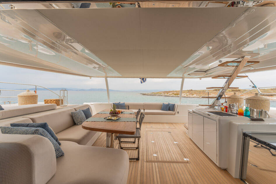 Power catamaran Lagoon Sixty 7 Valium 67