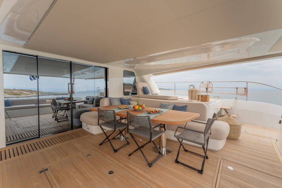 Power catamaran Lagoon Sixty 7 Valium 67