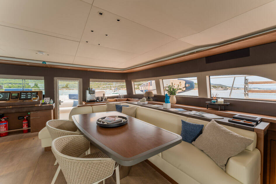 Power catamaran Lagoon Sixty 7 Valium 67
