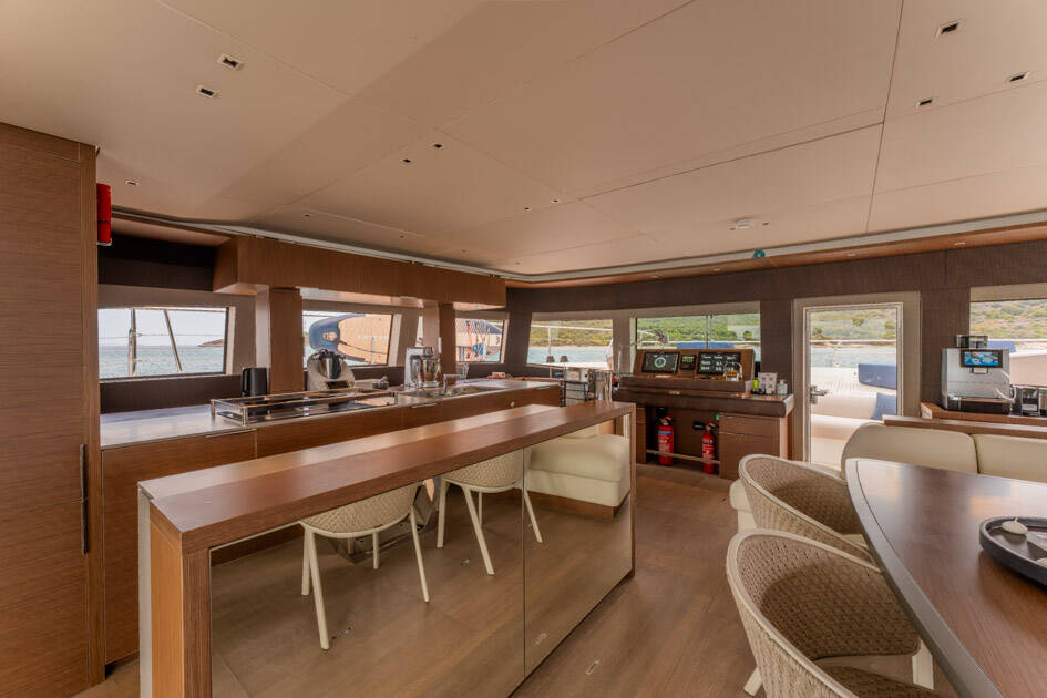 Power catamaran Lagoon Sixty 7 Valium 67